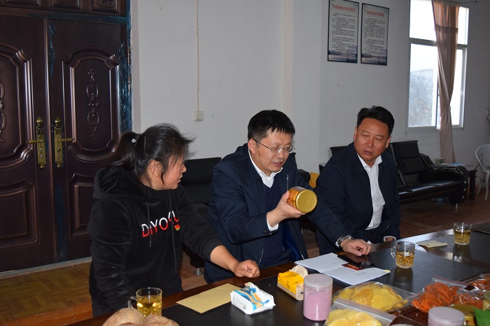 州委组织部部长调研合作社慰问姚美秀.jpg
