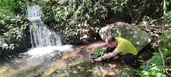 江如迎到水文章水源地考察.jpg